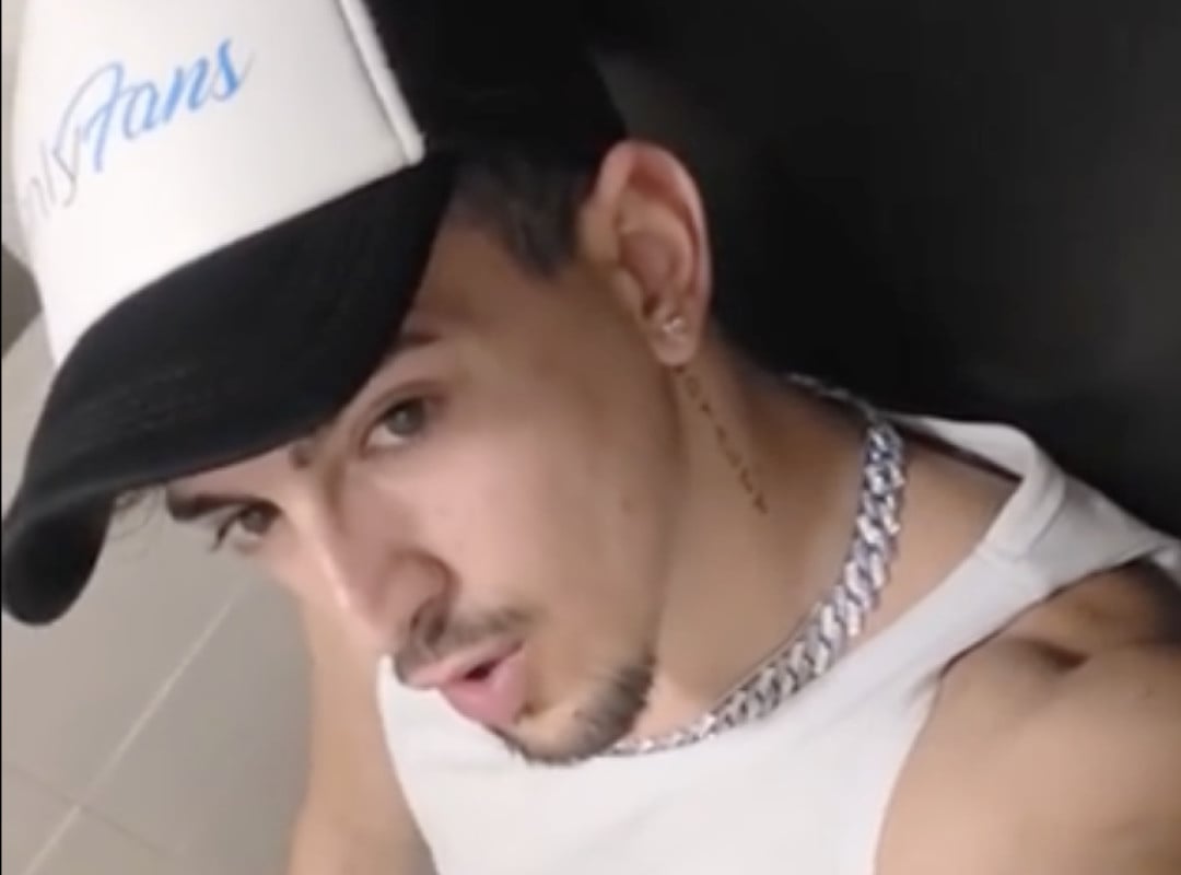 Masturbation dans les toilettes publiques 2