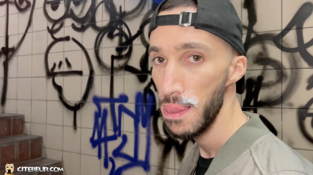 cocksucer avec sperme sur la bouche