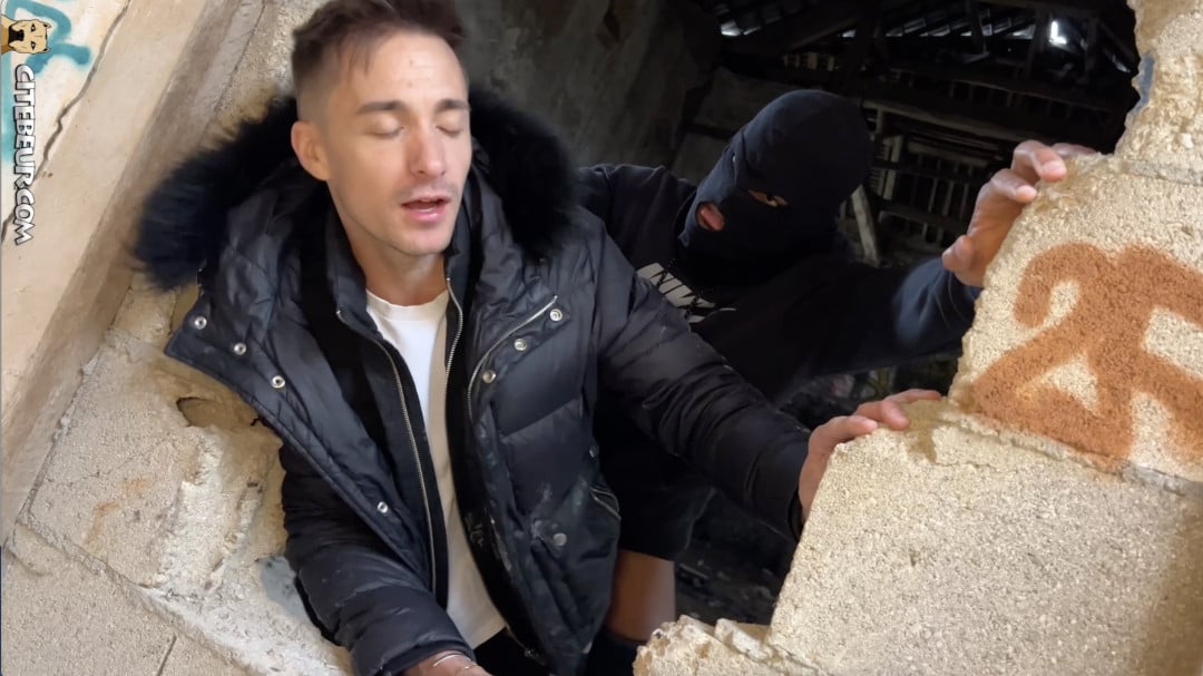 French twink dominiert von einem ultrahochgezüchteten, gemischtrassigen Wachmann in einem besetzten Haus - 2