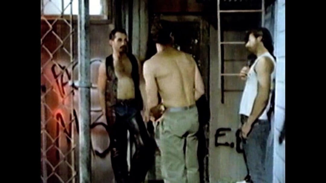 Crociera notturna a tre - Doppia sborrata a dorso nudo nel classico anni '80 di Bijou