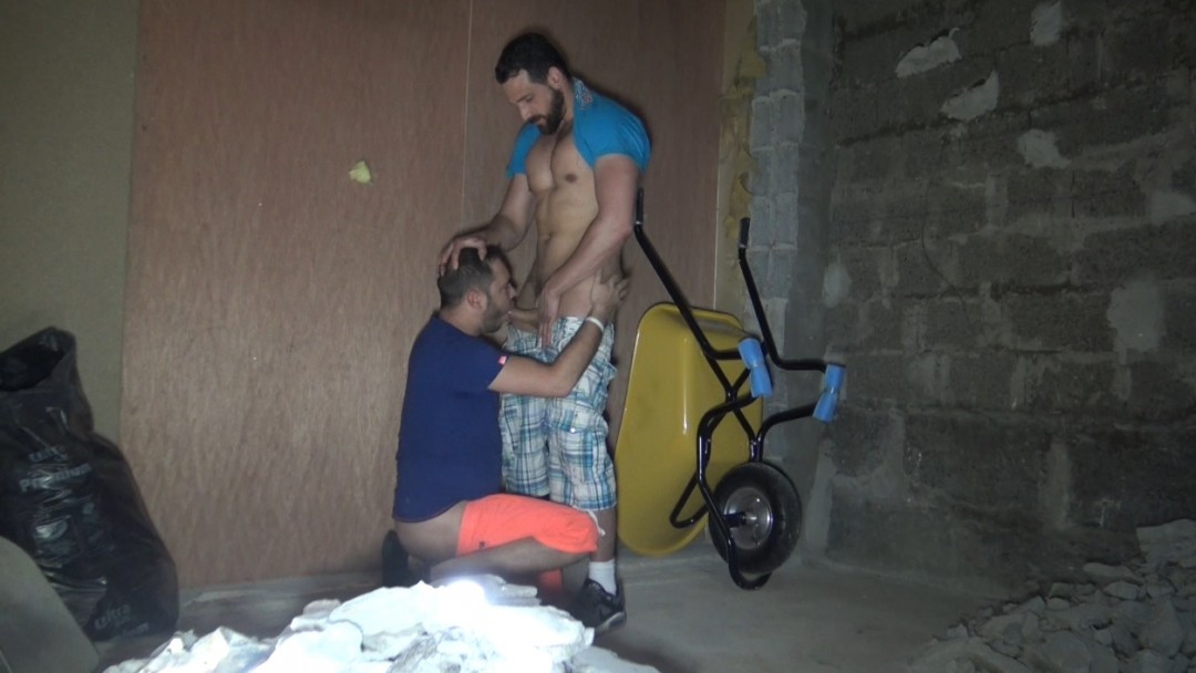 Enzo RIMENZ baise un jeune bear ouvrier