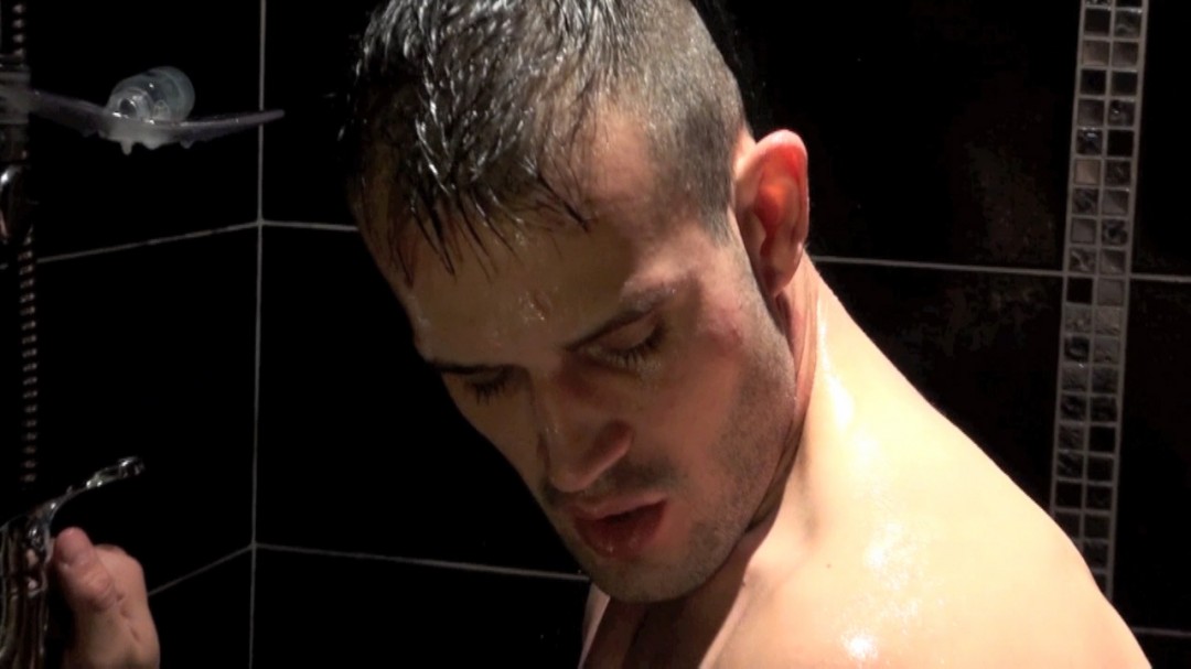 TONY AXEL defonce MIKE TIGER dans une douche