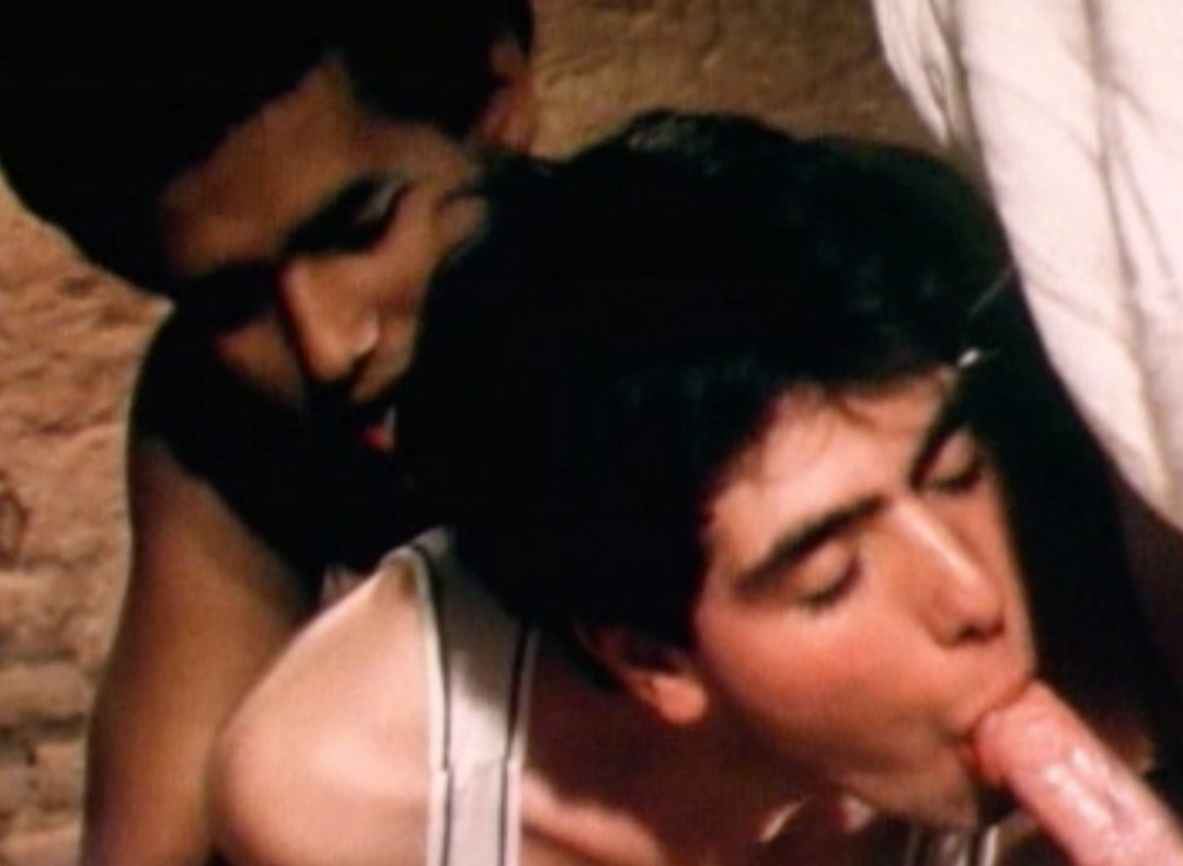 阿拉伯男同性恋者猎取年轻游客的屁股。