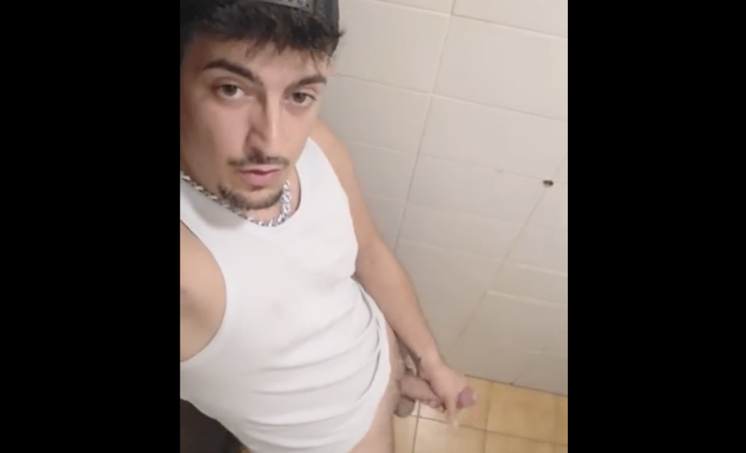 Masturbation dans les toilettes publiques 7
