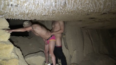 JORDAN FOX baise NICK SPEARS dans une grotte en spéléo