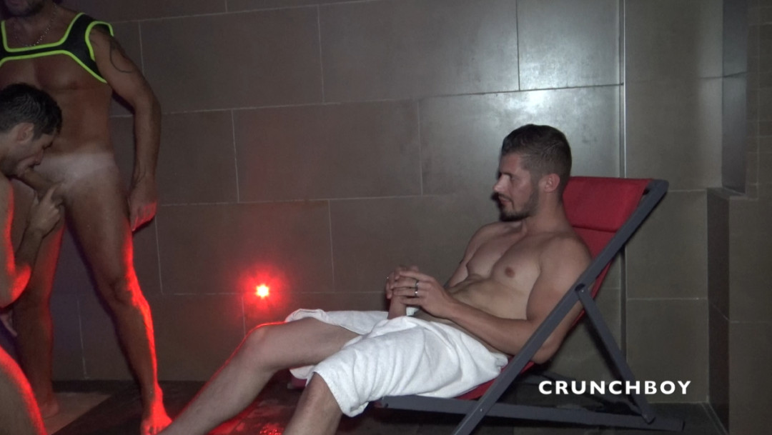 Le barman du sauna Les THERMES baisé par Vlad l'hétéro