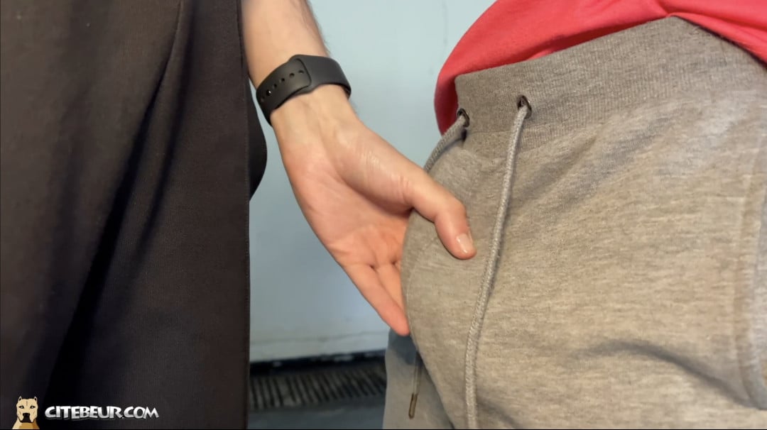rebeu de cite palpe la bite d'un pote à travers le survet