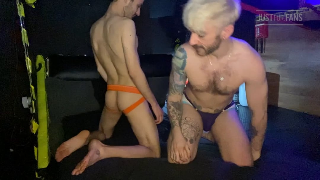 Flip & FF Fuck in the sex dungeon