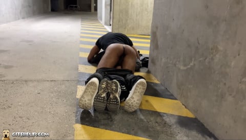 arabe domi nique un jeune francais par terre sur le parking