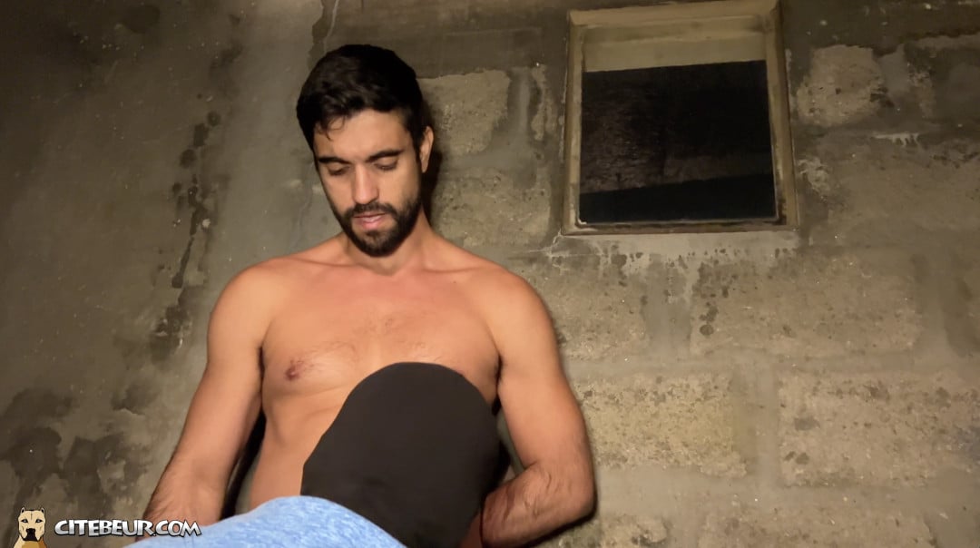 Sexy uomo arabo gay succhia il cazzo di un modello gay brasiliano caldo