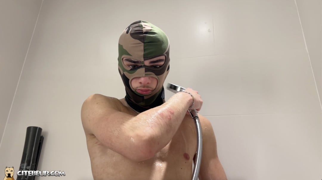 jeune arabe sous la douche