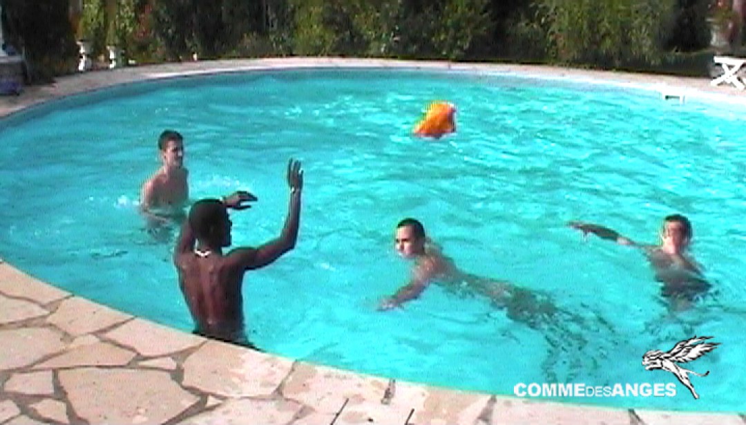 L'orgie de jeunes français gay devant la piscine