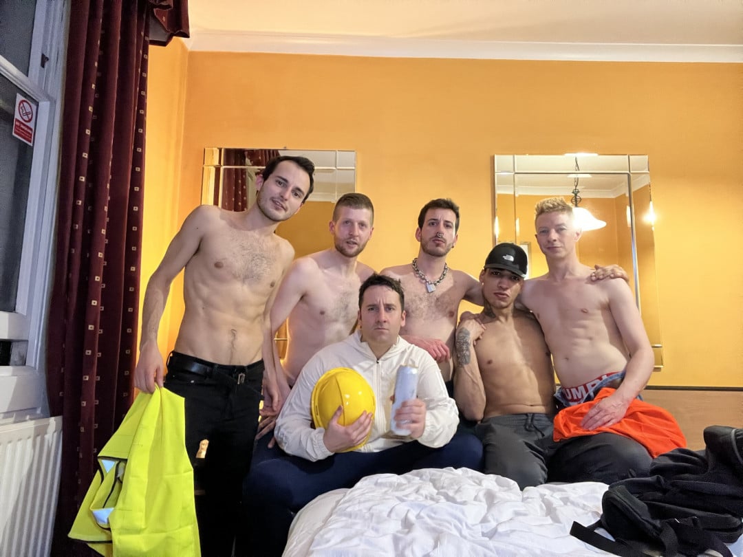 Marc invite ses amis pigs pour un gangbang