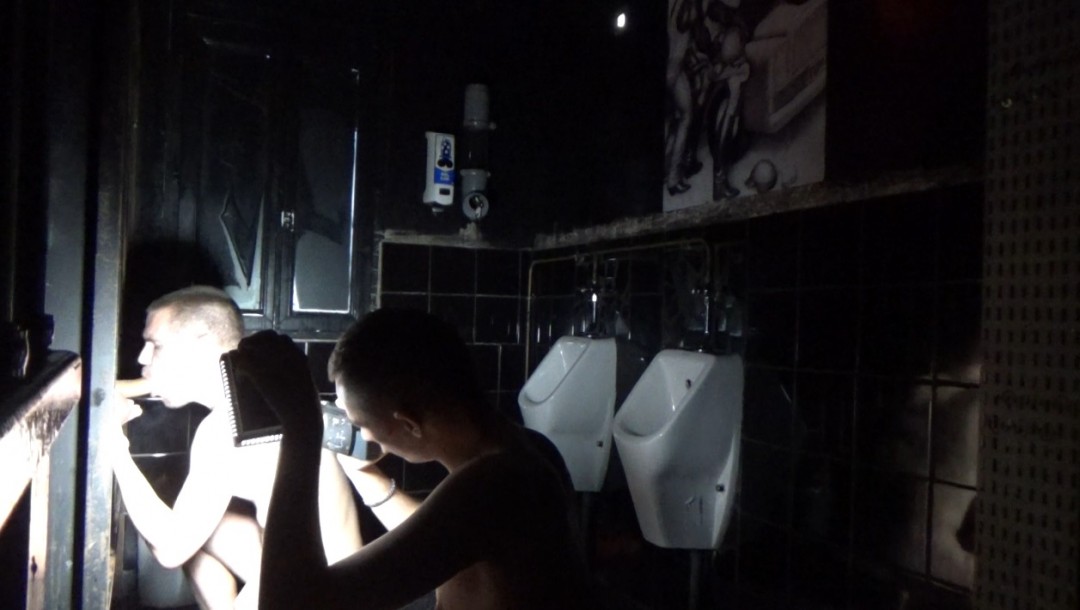 Webcam Porno Shooting ROMAN Barebck direkt in der Toilette gefickt