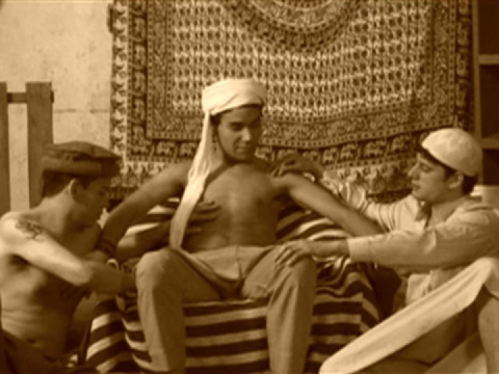 3名阿拉伯贫困男孩
