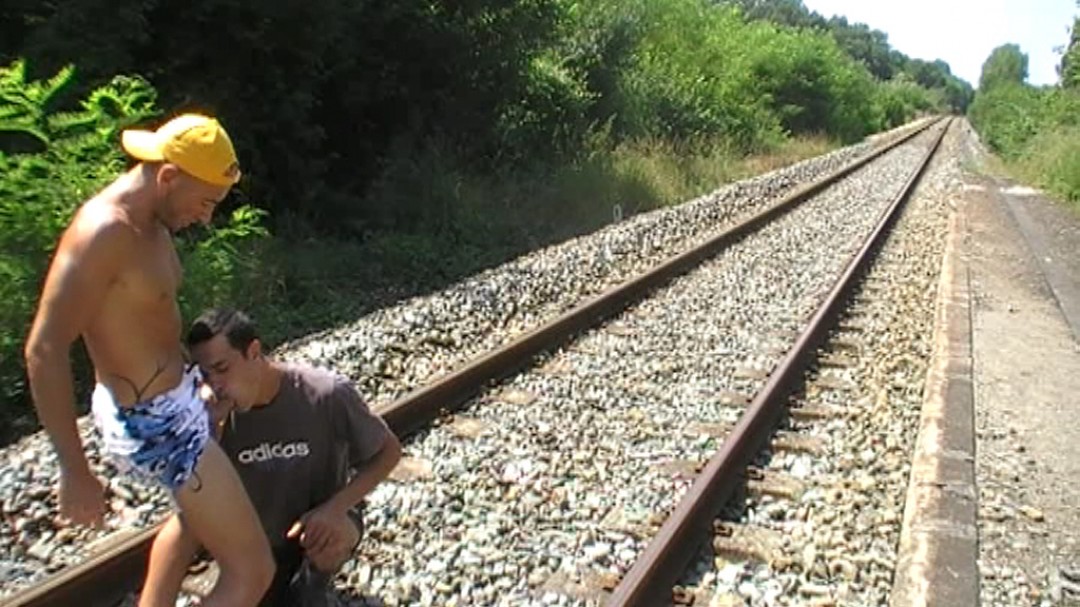 Cheminot baisé sur une voie ferrée