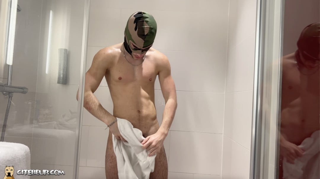 un jeune de cite aux toilettes