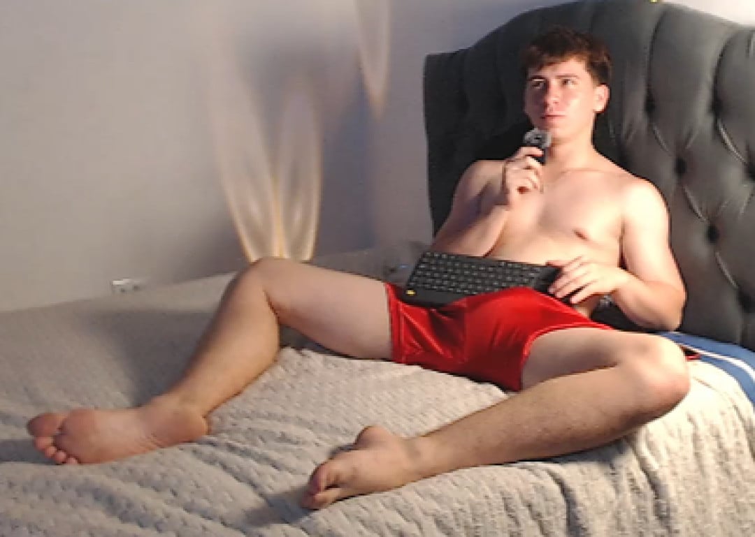 Wichsen in meiner roten Shorts
