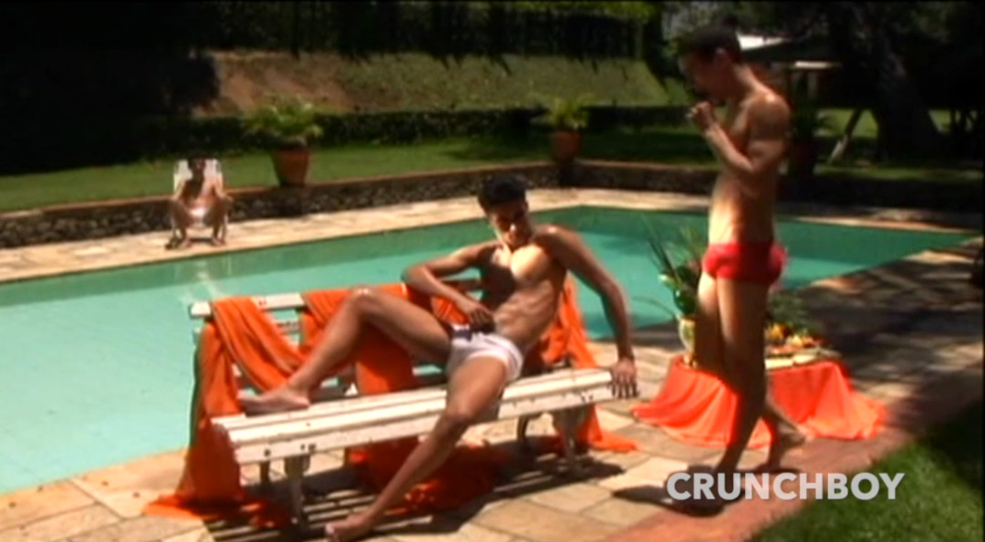 Deux beaux mecs latinos hétéros baisent au bord d'une piscine