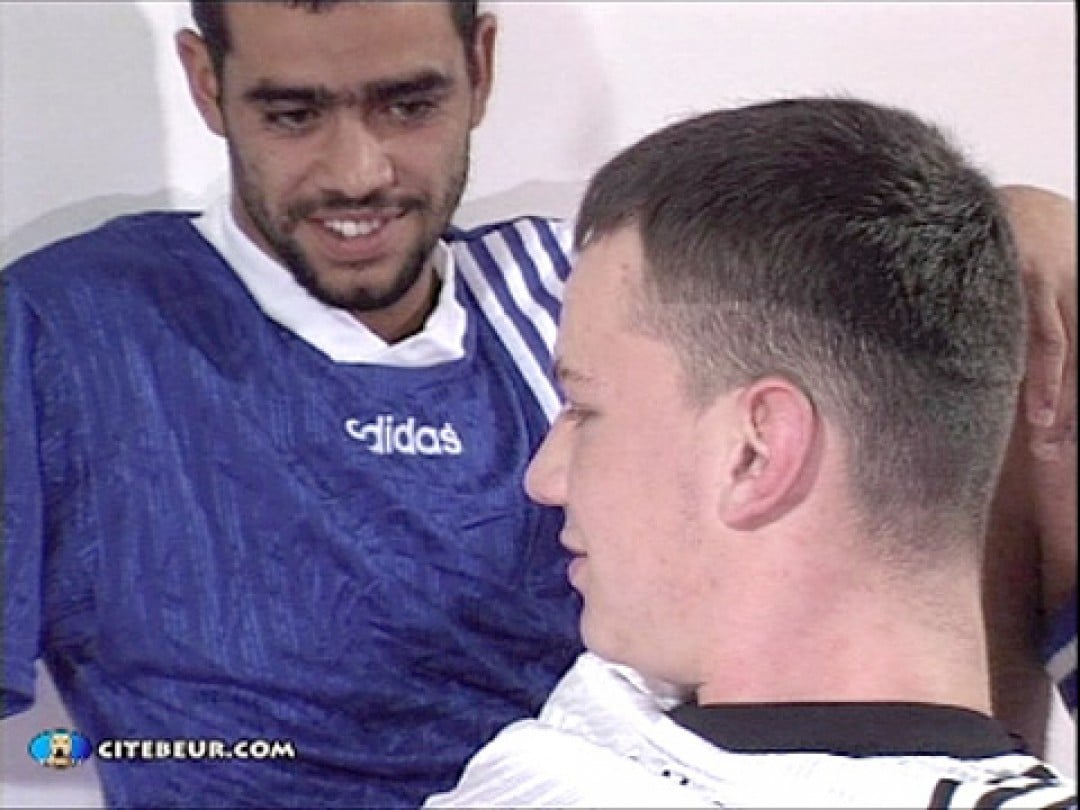 Giovane calciatore arabo fottuto nel culo dal suo amico