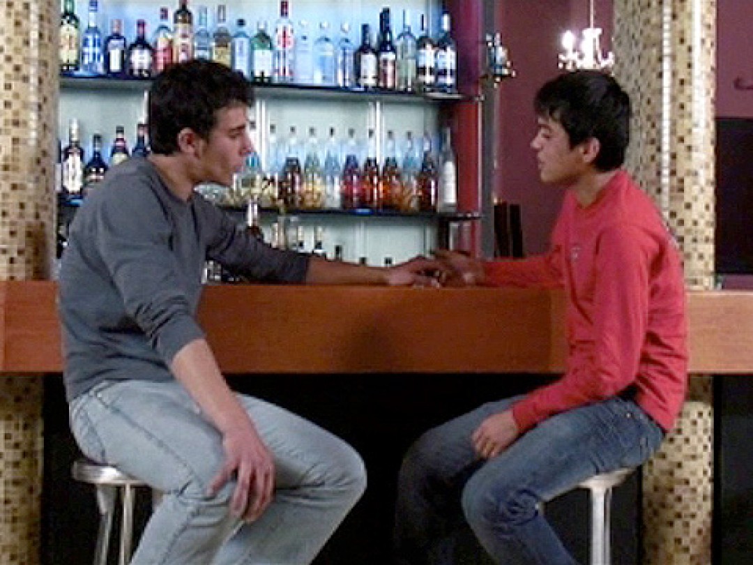 年轻的拉丁美洲人在酒吧做爱