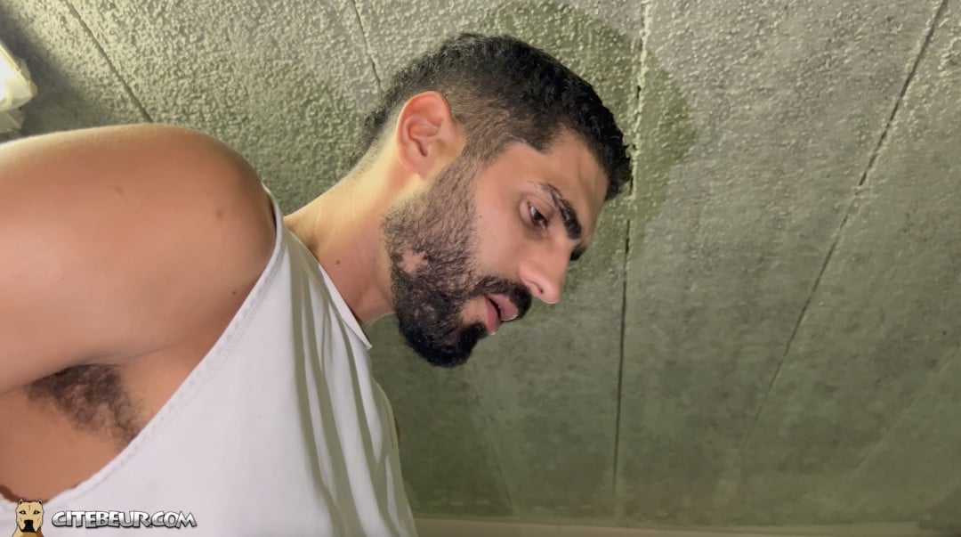 Uomo arabo sexy, succhiato da un altro - Parte 1