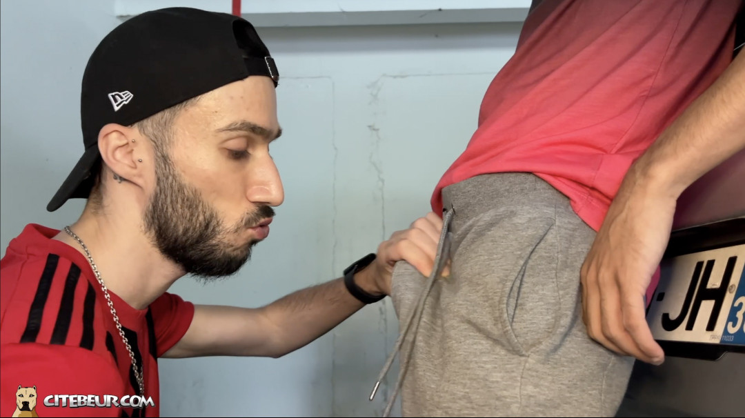 beur gay touche la bite de son pote de cite sur son survet