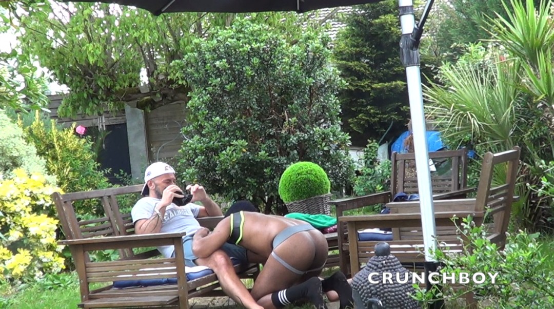 Webcam porn, lope se fait dosée dans le jardin par jess