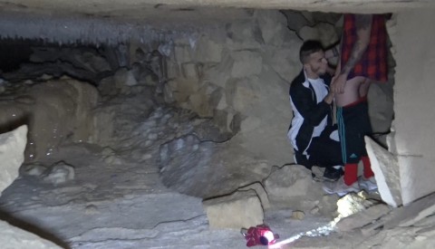 KEVIN ASS baisé par John STRAP dans une grotte speleogogique