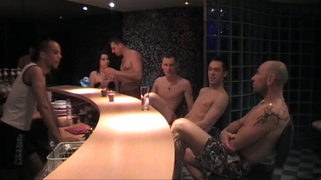 在雷尼斯的桑拿浴室里搞帮派活动。