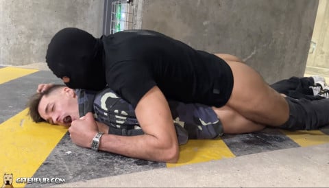 baise hardcore par terre sur le parking arabe gay