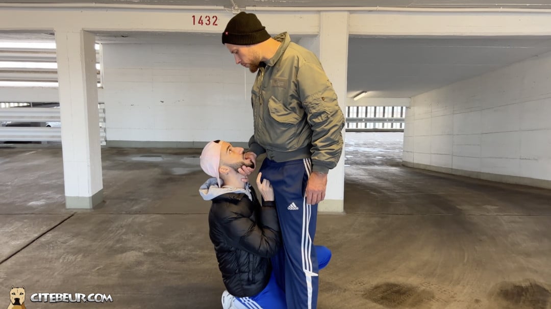 Giovane Arabo Cocksucker Prende Cazzo Enorme nel Parcheggio - 1