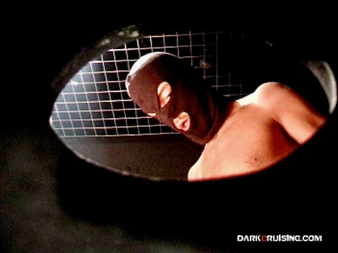 [Darkcruising] Beau mec TTBM cagoulé en Backroom   Image 008