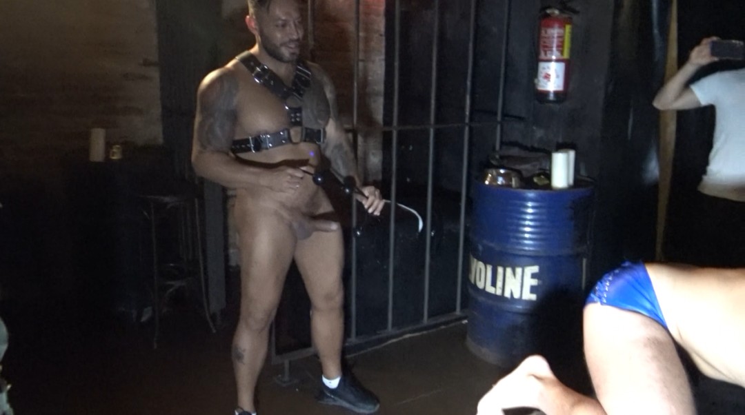 Jorge SAINZ est imité par Viktor Rom dans le porno gay "Dark bareback" de Berlin