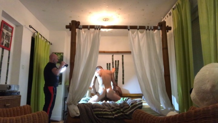 Camera cachée, un hétéro baisée sous la douche par son pote gay