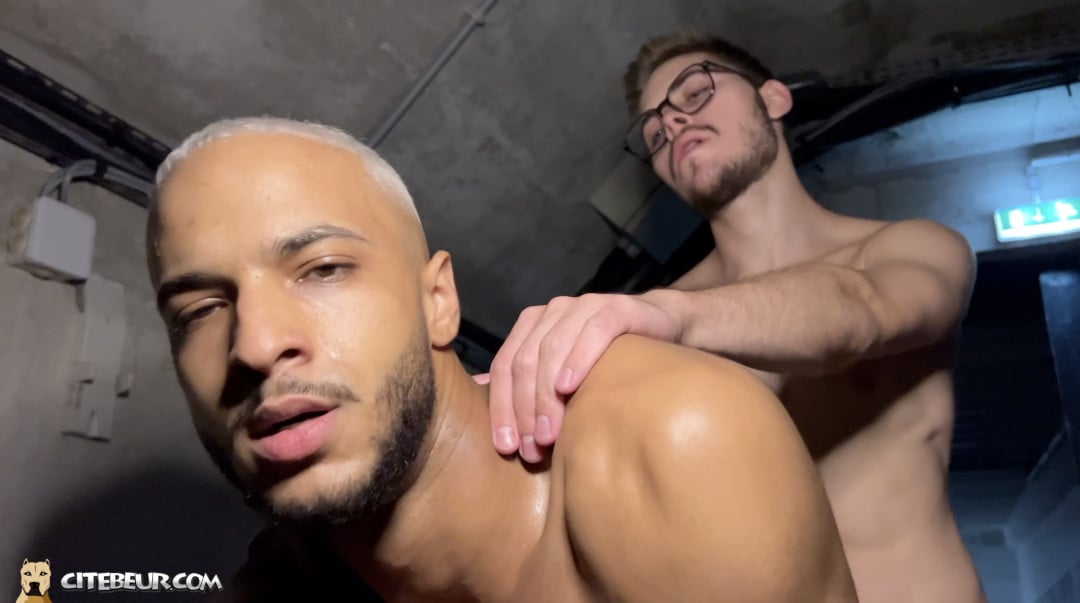 Árabe pasivo recibe enorme polla blanca | Porno gay interracial duro