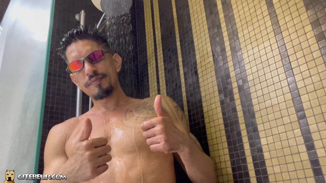 Sexy frimeur prend sa douche