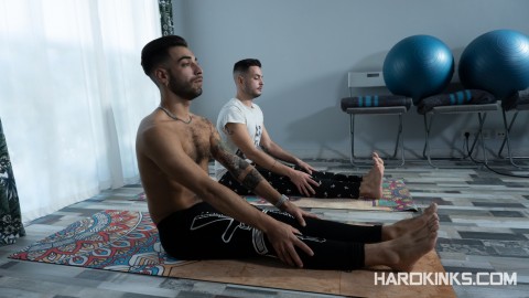 Iker Crown und Yah-Jil beim Yoga