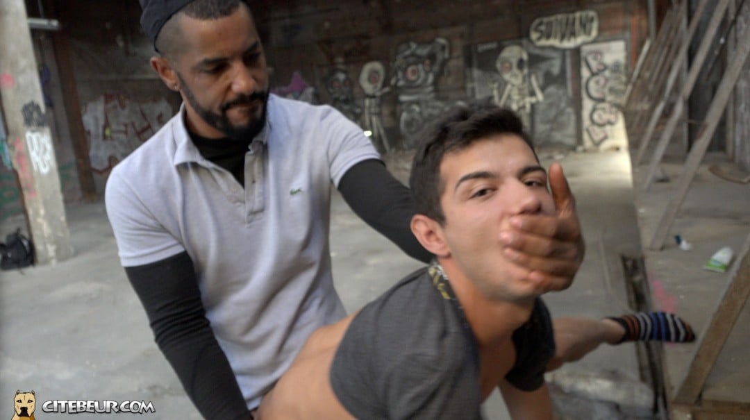 Fucker árabe dominante cierra la boca del chico gay sumiso Vlad
