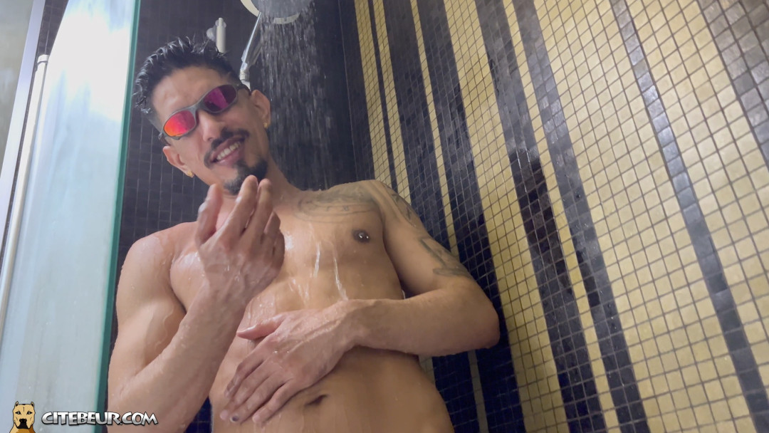Sexy Latino nimmt Dusche