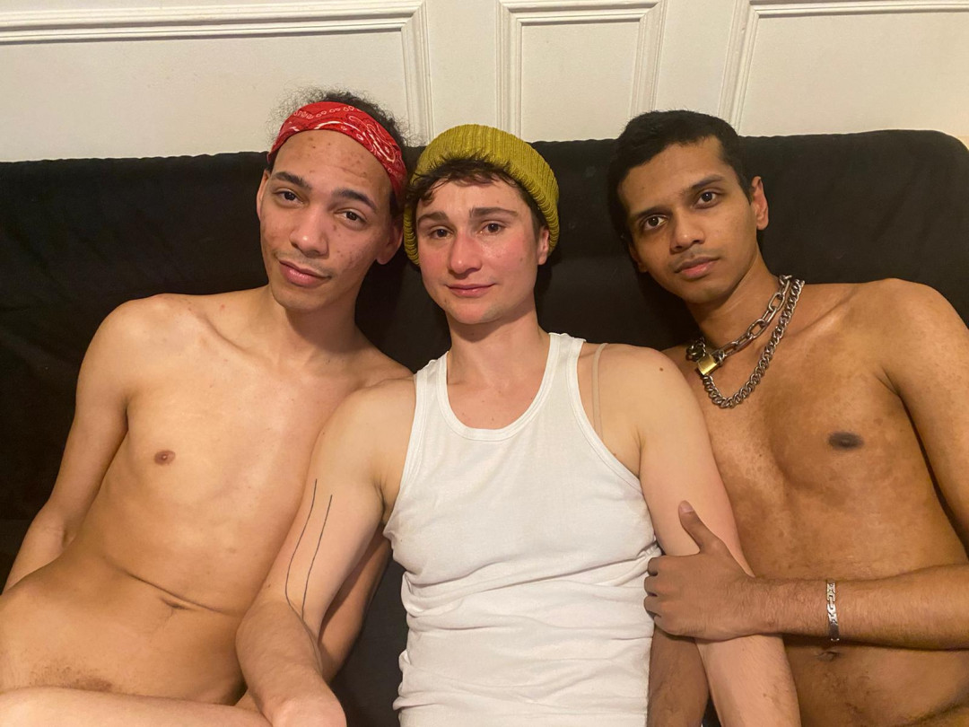 MAX, joven con un coño, es follado por dos adolescentes heterosexuales curiosos