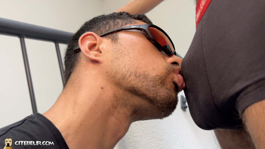 naxou sniffe les couilles