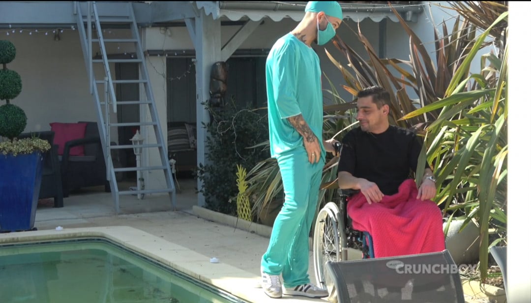 Kevin DAVID che dosa un ragazzo giovane, sexy e con la sedia a rotelle
