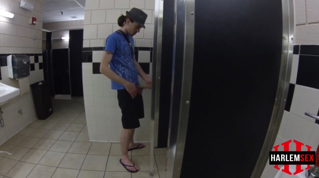 Dans les toilettes publiques